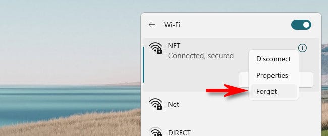 在 Windows 11 中，右键单击 Wi-Fi 网络并选择“忘记”。